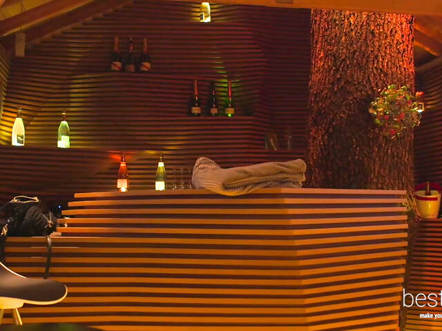 Video: Tree-Top Champagne Bar in Champagne, France