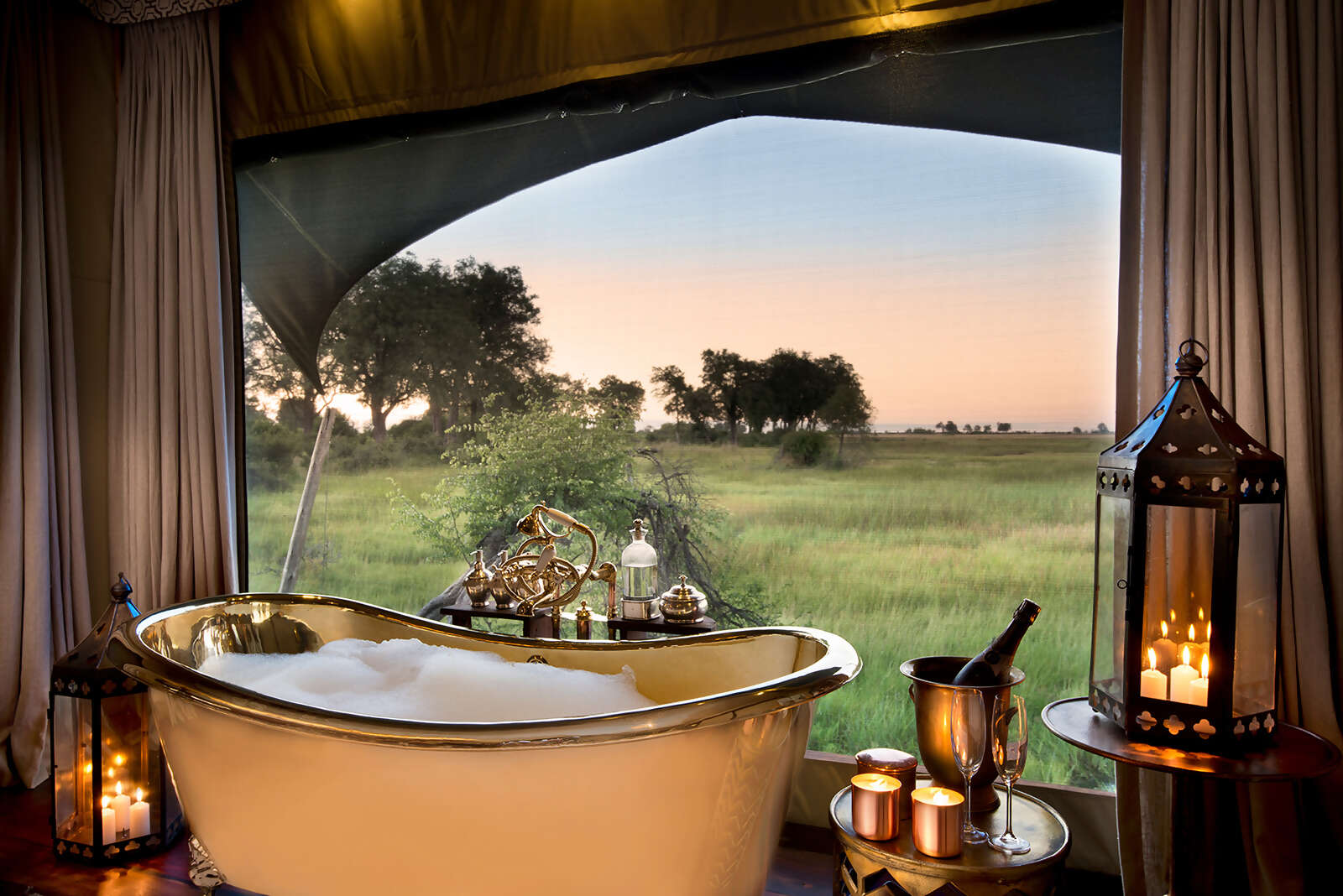 09Great-Plains-Duba-Plains-Camp-guest-suite-bath.jpg