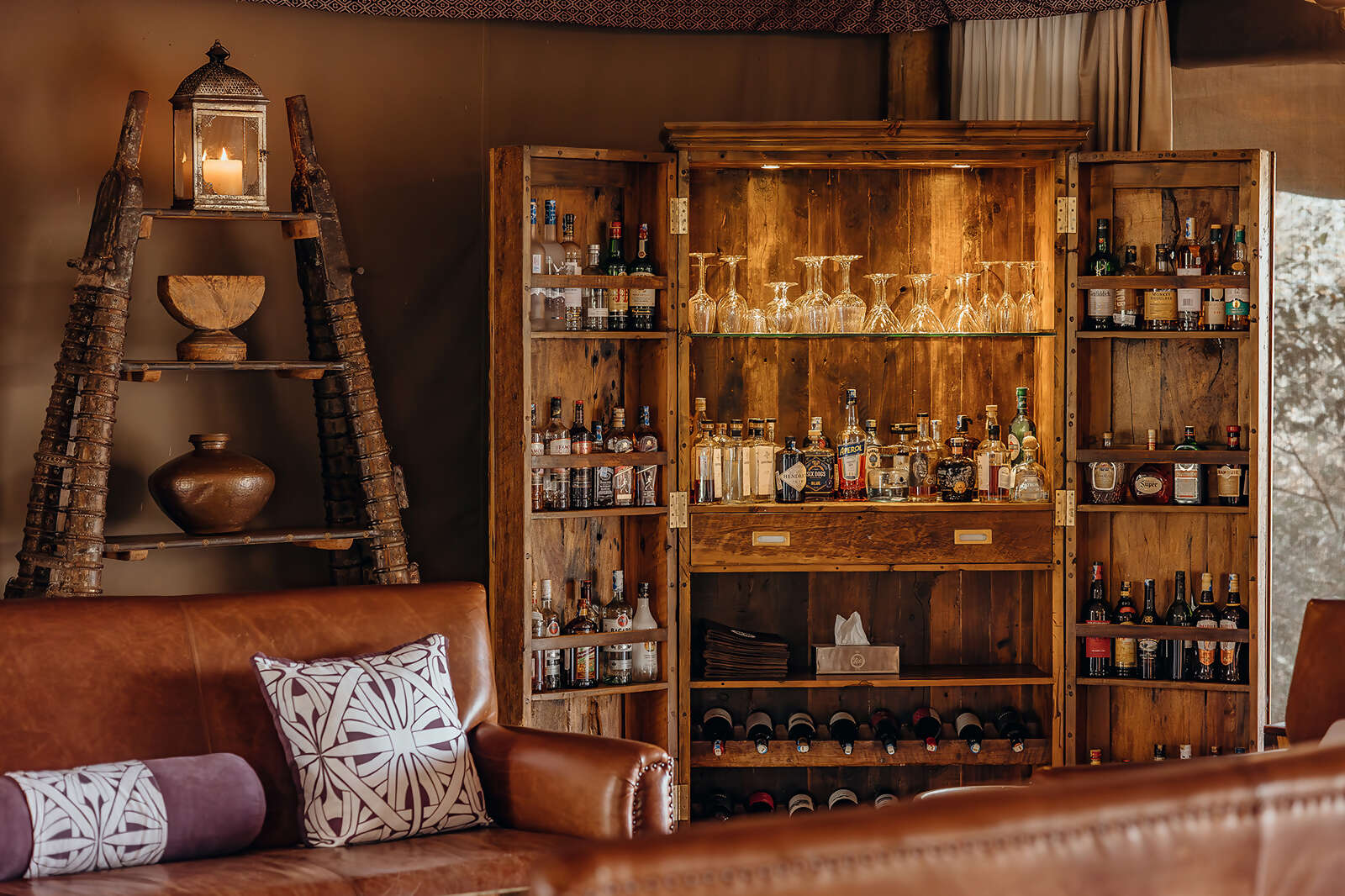 05Great-Plains-Mara-Nyika-Camp-bar.jpg