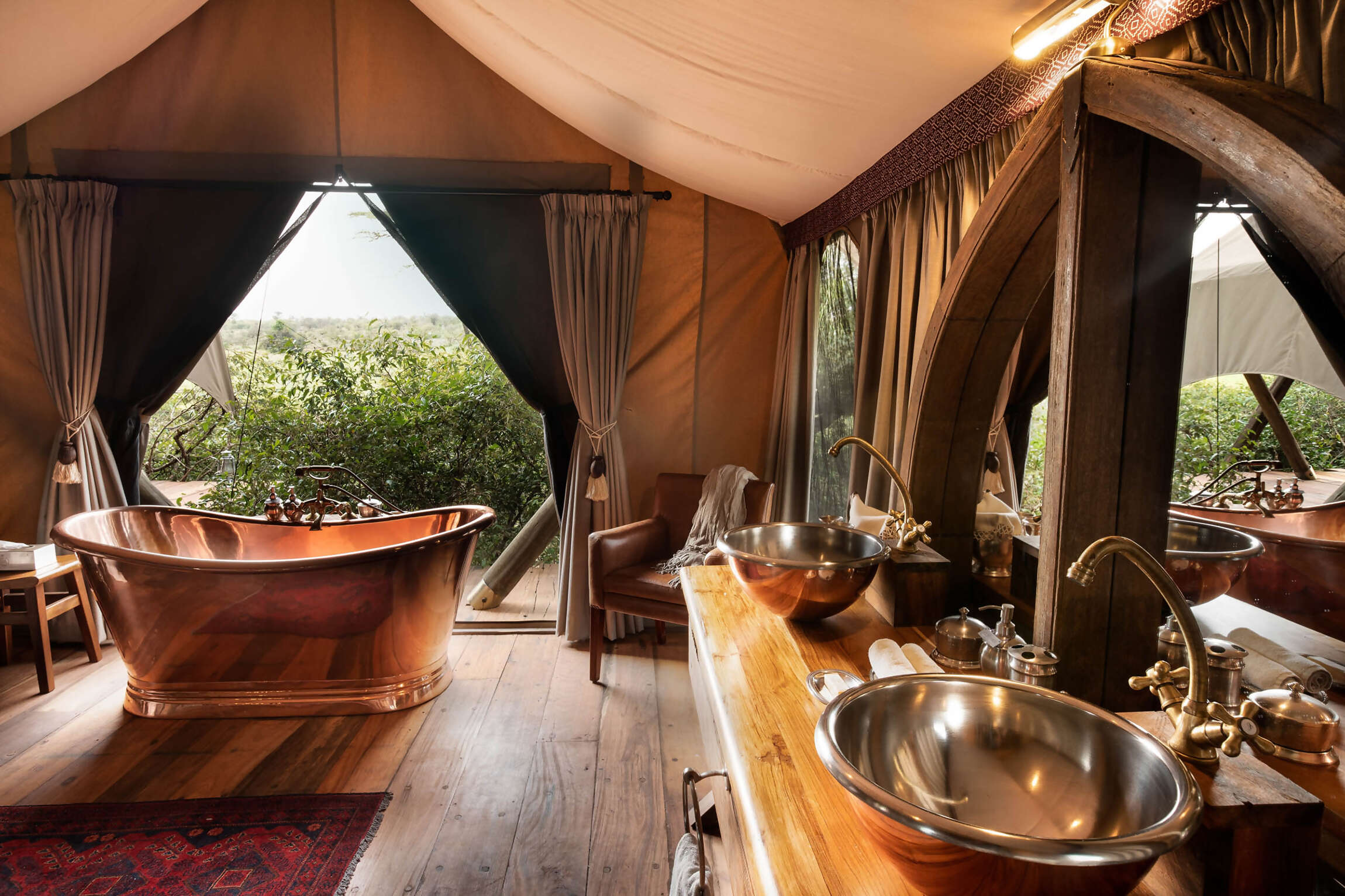 10Great-Plains-Mara-Nyika-Camp-guest-suite-bathroom.jpg