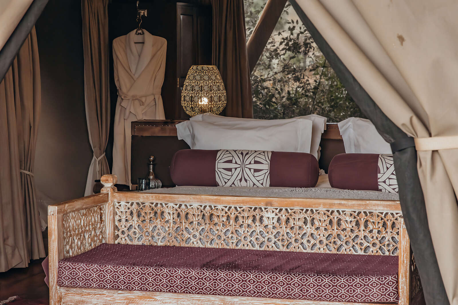 08Great-Plains-Sambuk-Suite-at-Mara-Nyika-bedroom-bed-close-up.jpg