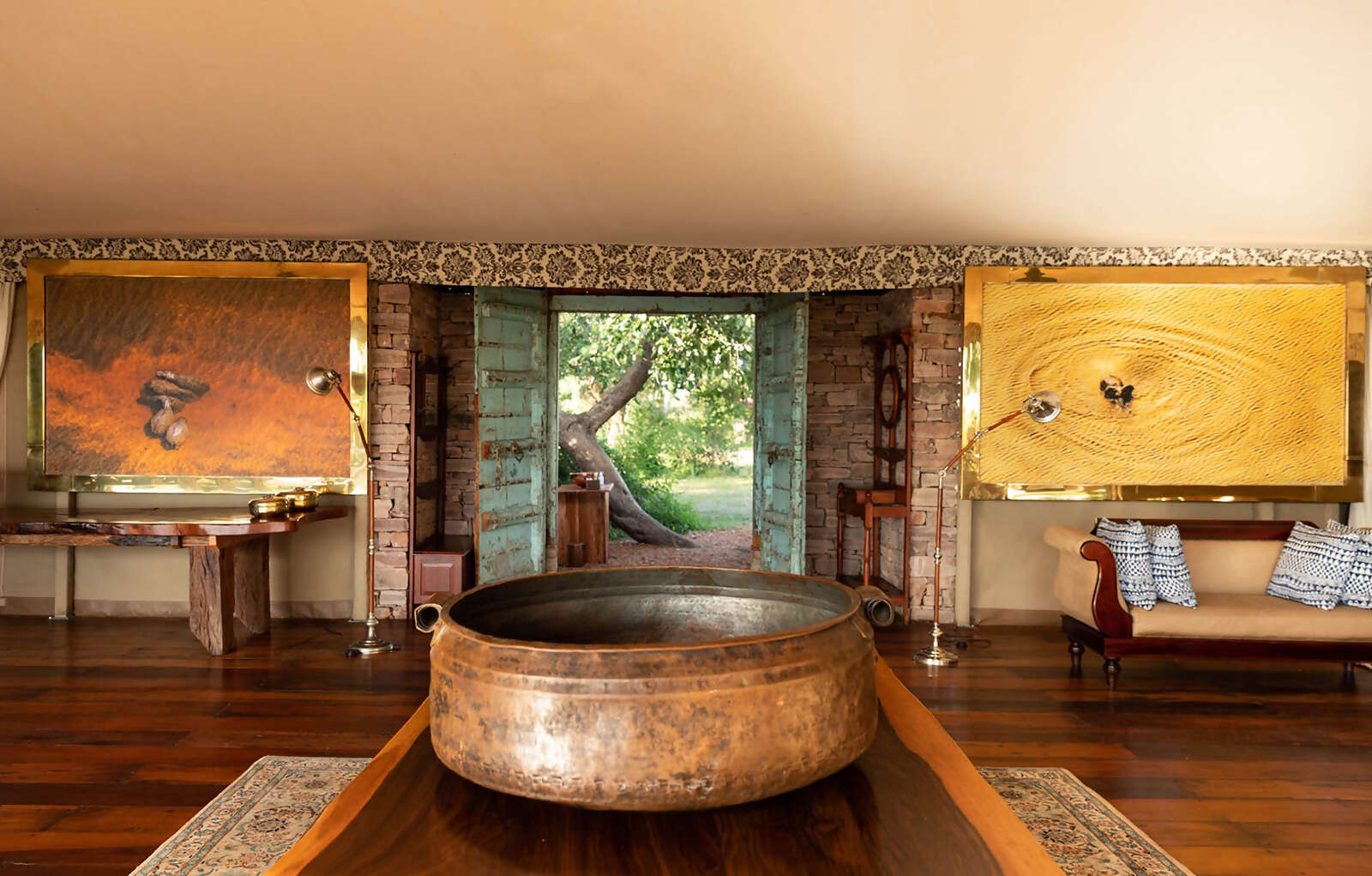 04Great-Plains-Zanji-Suite-at-Tembo-Plains-interior-entrance.jpg