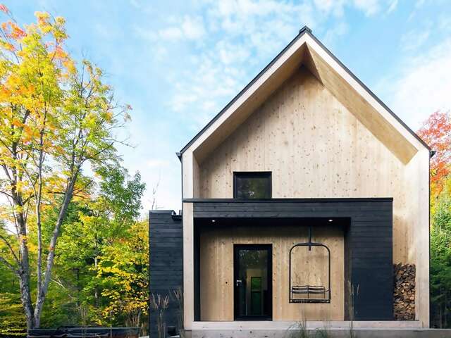 Nestled in the heart of Canada’s boreal forest, Superhosts Nadia and Guillaume’s modern barn is a stylish way to experience the g