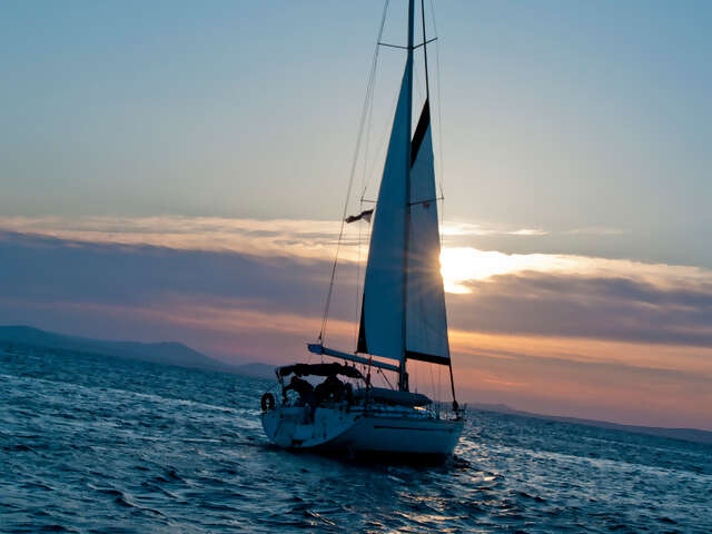 Sailing Greece - Santorini to Santorini