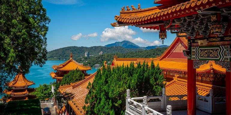 Taiwan Explorer: Lanterns, Lakes & Skyline Views